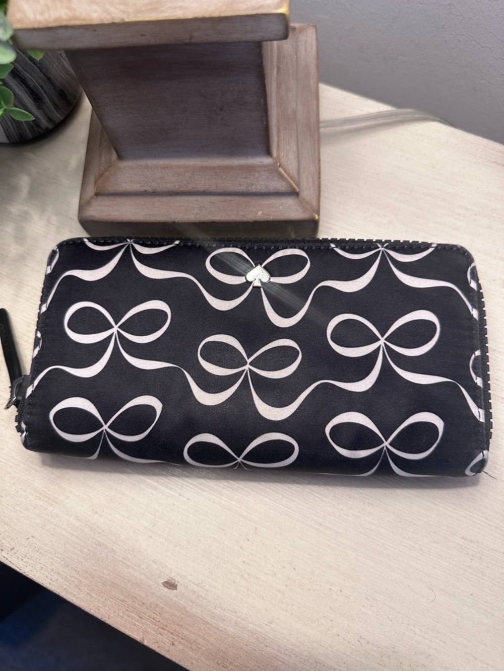 Kate Spade Jae Large Nylon Bow Printed Continental Wallet (Black / White) - Picture 3 of 12